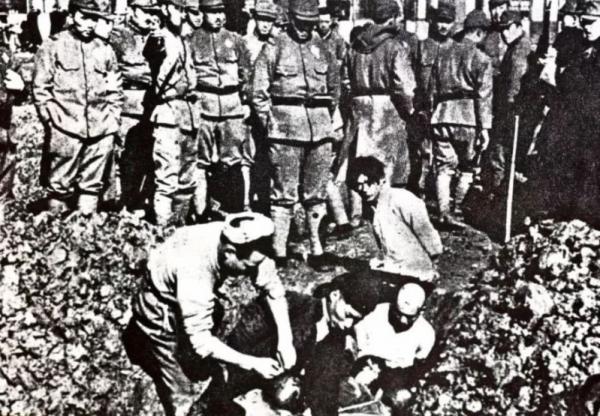 希特勒在二戰中,是如何分辨猶太人的,這種方法最有效也最羞辱 希特勒在二戰中,是如何分辨猶太人的,這種方法最有效也最羞辱