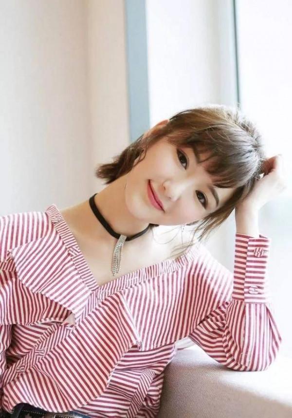 毛曉彤美照一冊，欣賞