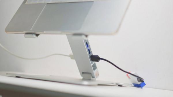 當我的頸椎出現問題，我買了一款奧睿科電腦支架