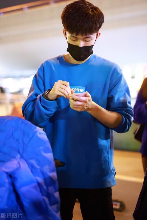 王楚欽出征WTT斯洛維尼亞賽事，身著藍色衛衣青春洋溢