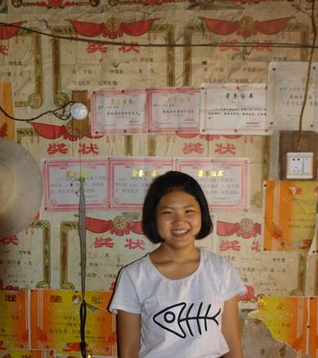 安徽40多歲兩單身兄弟收一養女，30年後女孩不離不棄帶著養父上班