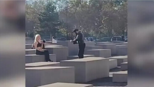 穿露臍裝在德國柏林大屠殺紀念館前拍照,一名金髮女子的舉動引發網友憤怒 穿露臍裝在德國柏林大屠殺紀念館前拍照,一名金髮女子的舉動引發網友憤怒