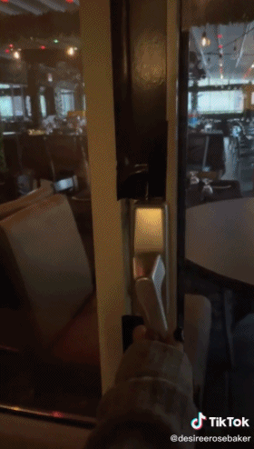 妹子定了個曼哈頓街景房,開啟窗簾懵了:有人在視窗淡定吃飯 妹子定了個曼哈頓街景房,開啟窗簾懵了:有人在視窗淡定吃飯