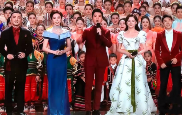 春晚女星戰袍大PK：李宇春時尚，趙麗穎最美，張小斐的大衣上熱搜
