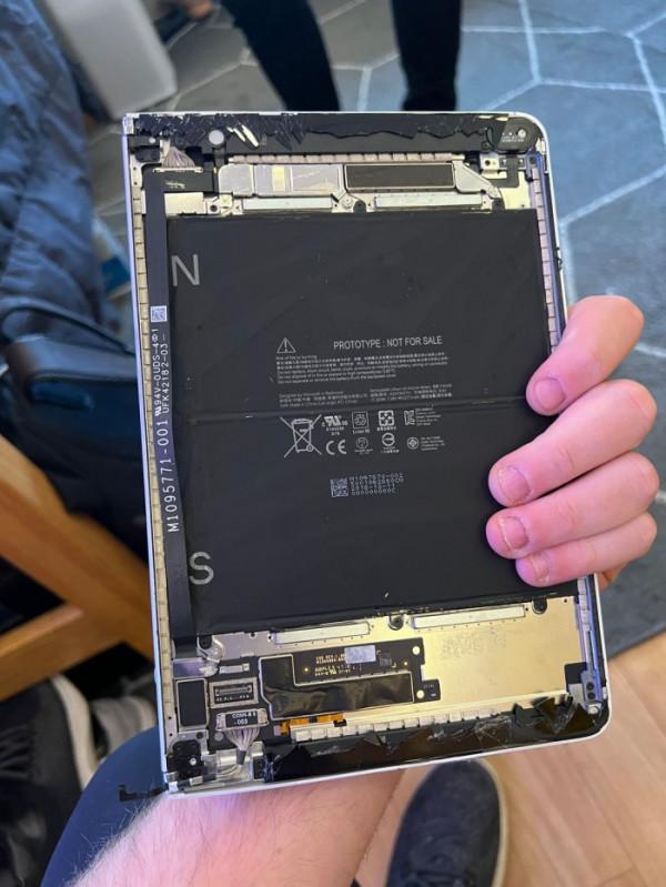 Surface Neo原型照曝光:內部結構像是放大版的Surface Duo Surface Neo原型照曝光:內部結構像是放大版的Surface Duo