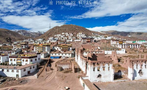 西藏也有千年古鎮，一邊是古老廢墟，一邊是繁榮新城，值得一遊
