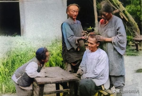 晚清老照片：大船掛&OpenCurlyDoubleQuote;帥&rdquo;旗，女孩展示小腳，車伕赤腳拉車