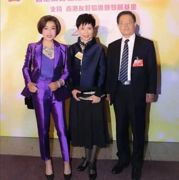 劉曉慶越老越“招搖”，一身亮紫色西裝華麗高階，氣場確實挺強大