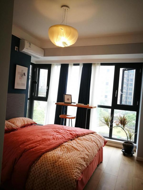 家裝中，可以來面深色的牆