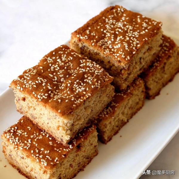 想吃棗糕不用買，甜而不膩做法簡單，5個雞蛋1碗麵粉做一盤，好吃