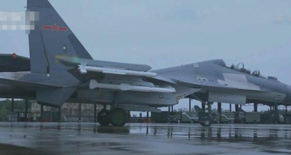 現場畫面公佈！不明飛機接近我領空，殲-16冒雨起飛進行實彈攔截