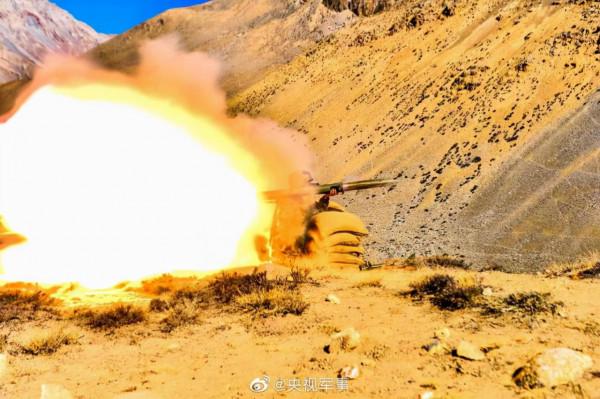 反裝甲火器高原跨晝夜實彈射擊，高畫質大圖看火力全開瞬間