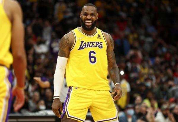 哈登30+三雙難救主，詹姆斯實力打臉質疑，連續搶斷暴扣贏得喝彩