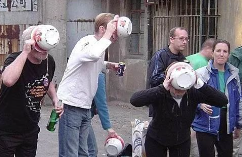 煎餃盤下放冥幣，搪瓷痰盂裝啤酒，老外是有多不懂中國？