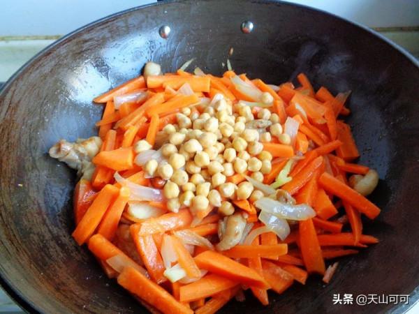 我家冬天週末一日三餐，抓飯配燉菜，好吃又暖和