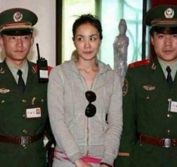 當明星和警察合影：黃渤氣質秒變嫌疑犯，撒貝南機智摟肩不尷尬