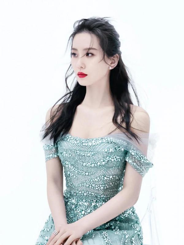 劉詩詩下顎線,天鵝頸,蝴蝶背樣樣都有,妥妥的氣質女神 劉詩詩下顎線,天鵝頸,蝴蝶背樣樣都有,妥妥的氣質女神