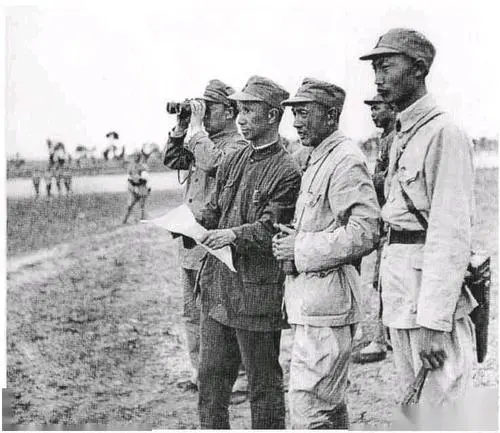 華野秘密行軍3日，突遭蔣軍轟炸，粟裕猛然大悟：那個排長有問題