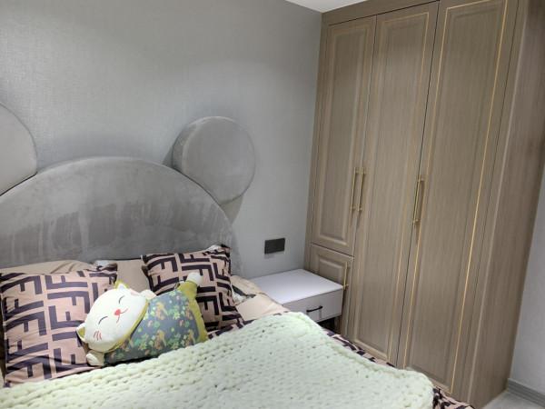 86㎡輕奢風：入牆式的衣櫃將有限的空間達到最大化的利用