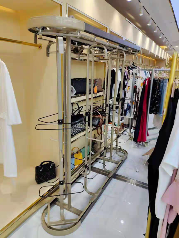 為了老婆，於途把儲物間改造成衣帽間，雙層旋轉容量大，想要同款