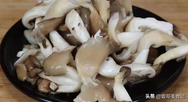 冬天平菇這樣吃才叫過癮，有菜有肉，太香了，出鍋連湯汁都不剩