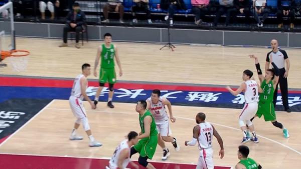 郭艾倫三分出手右腳踩到胡明軒腳面扭腳 下場接受治療