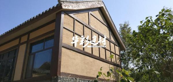 古樸靜謐田園村莊，稻草泥巴漆裝飾出藝術牆面