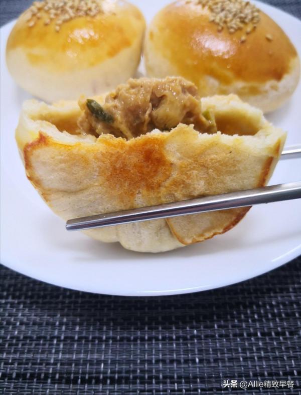 蒸包子吃膩了試試烤包子吧，外酥裡軟又多汁，搭配蘿蔔湯，助消化