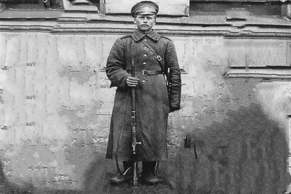 哨兵被埋在地下軍需庫9年仍守責,被救出後只想去找心愛的姑娘 哨兵被埋在地下軍需庫9年仍守責,被救出後只想去找心愛的姑娘