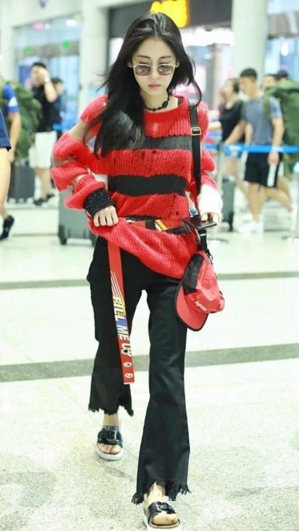 終於懂得張碧晨的美，穿的毛衣很獨特，用筷子盤發更溫柔