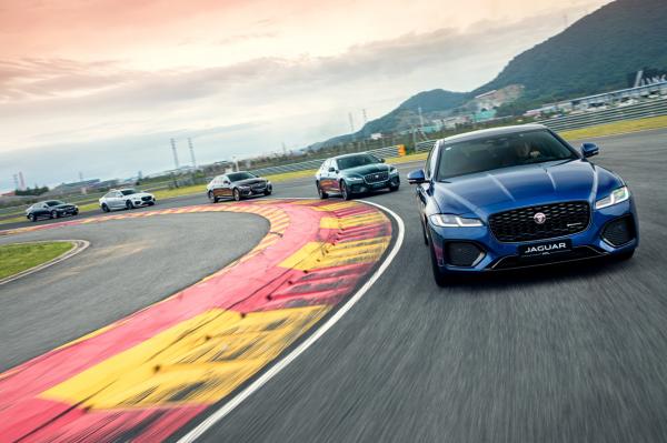 開著一臺豪華中大型轎車上賽道，我直呼“刺激”