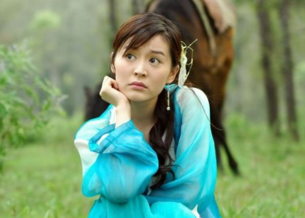 37歲“小仙女”柏雪罕露面!面板白嫩五官精緻,一臉嬰兒肥似少女 37歲“小仙女”柏雪罕露面!面板白嫩五官精緻,一臉嬰兒肥似少女