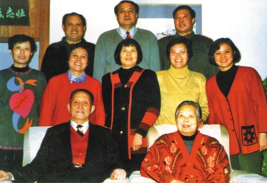 洪學智夫婦行軍途中遇到何事，向百姓說：老鄉，收下我們的孩子吧