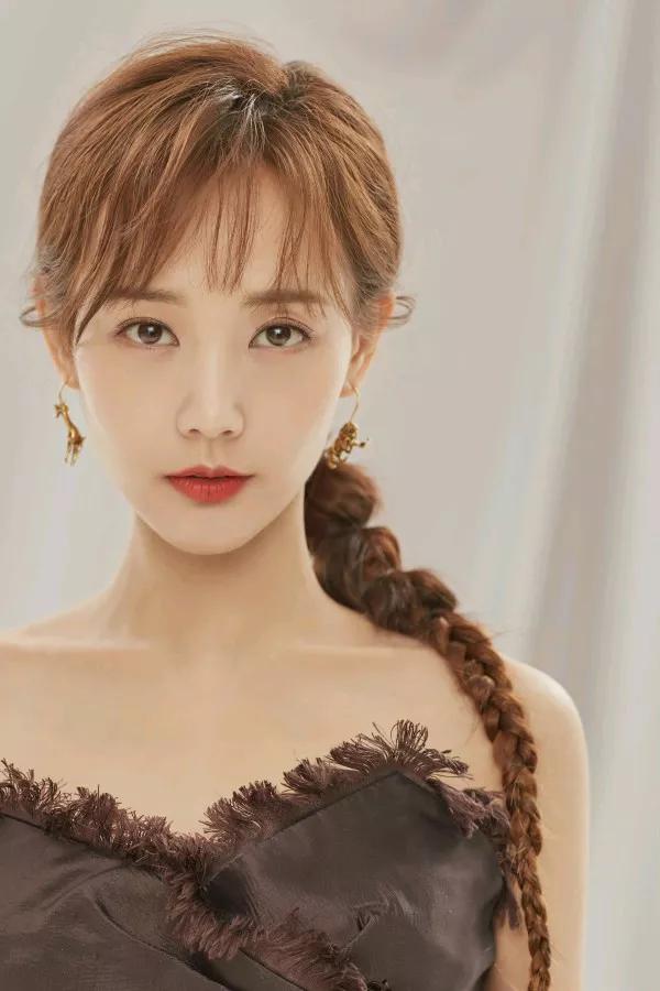 李一桐棕色連衣裙也能驚豔四座，搭配麻花辮又多了一份可愛