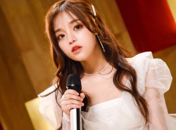 6年前黃霄雲被淘汰,如今憑一首歌“翻身”,節目請她回去當導師 6年前黃霄雲被淘汰,如今憑一首歌“翻身”,節目請她回去當導師