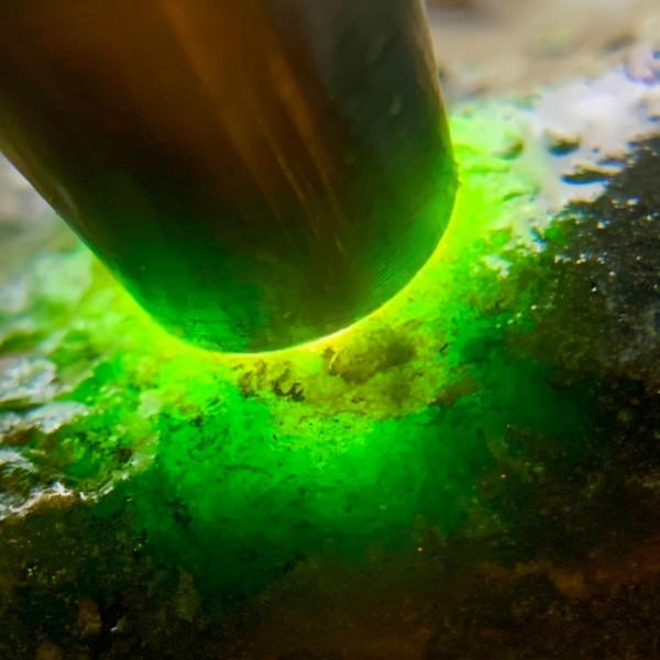 莫灣基料子完整規矩,油性十足,壓燈種老吸光冰感十足 莫灣基料子完整規矩,油性十足,壓燈種老吸光冰感十足