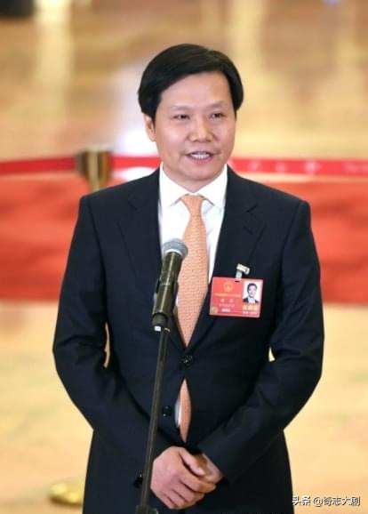 雷軍的傳奇人生，曾投資百萬卻輸得血本無歸，如今小米誰人不知