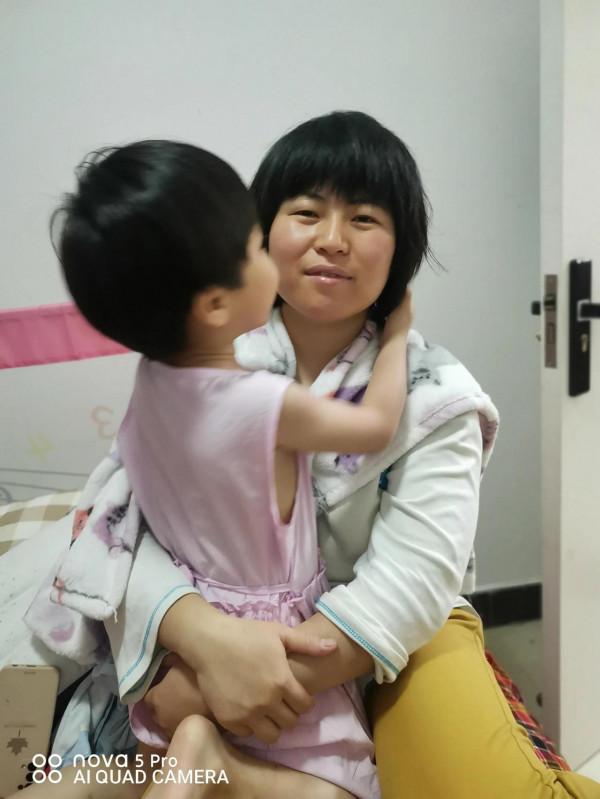 幼兒園門口人來人往 幼兒園門口人來人往