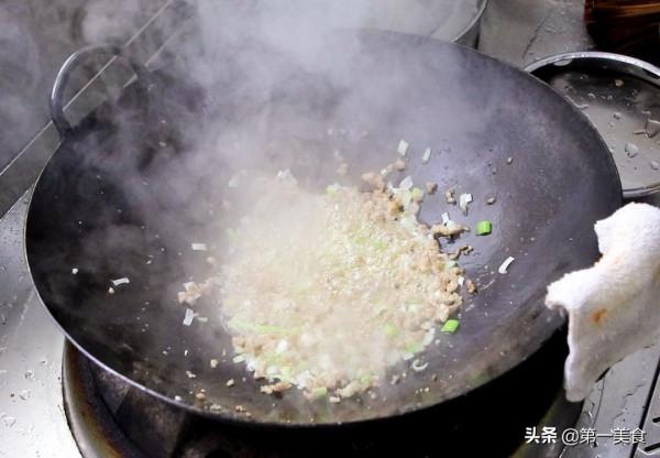 大廚教你做家常炸醬麵，調好醬汁才是關鍵，醬香濃郁，一碗不夠吃