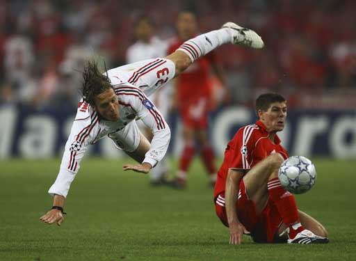 光從技術含量來說，馬拉多納和梅西的連過五人哪個技術含量更高？