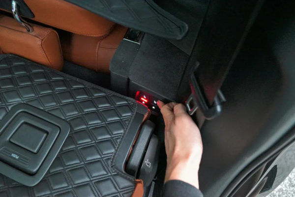 二手準新奧迪Q7,內飾貼膜、腳墊通鋪,不容錯過 二手準新奧迪Q7,內飾貼膜、腳墊通鋪,不容錯過