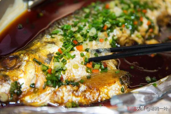 蘇州朋友五星酒店請吃飯,上一條魚竟沒去魚鱗,服務員:正常吃法 蘇州朋友五星酒店請吃飯,上一條魚竟沒去魚鱗,服務員:正常吃法