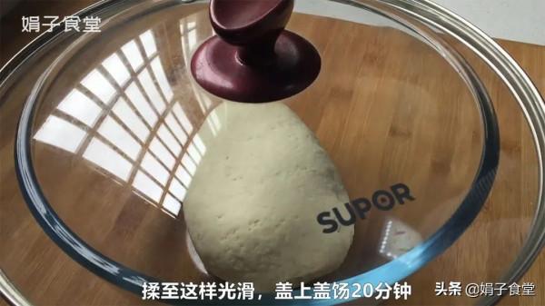 蔥油餅簡單好吃的做法，開水一燙，一拉一卷，外酥裡軟，勁道層多