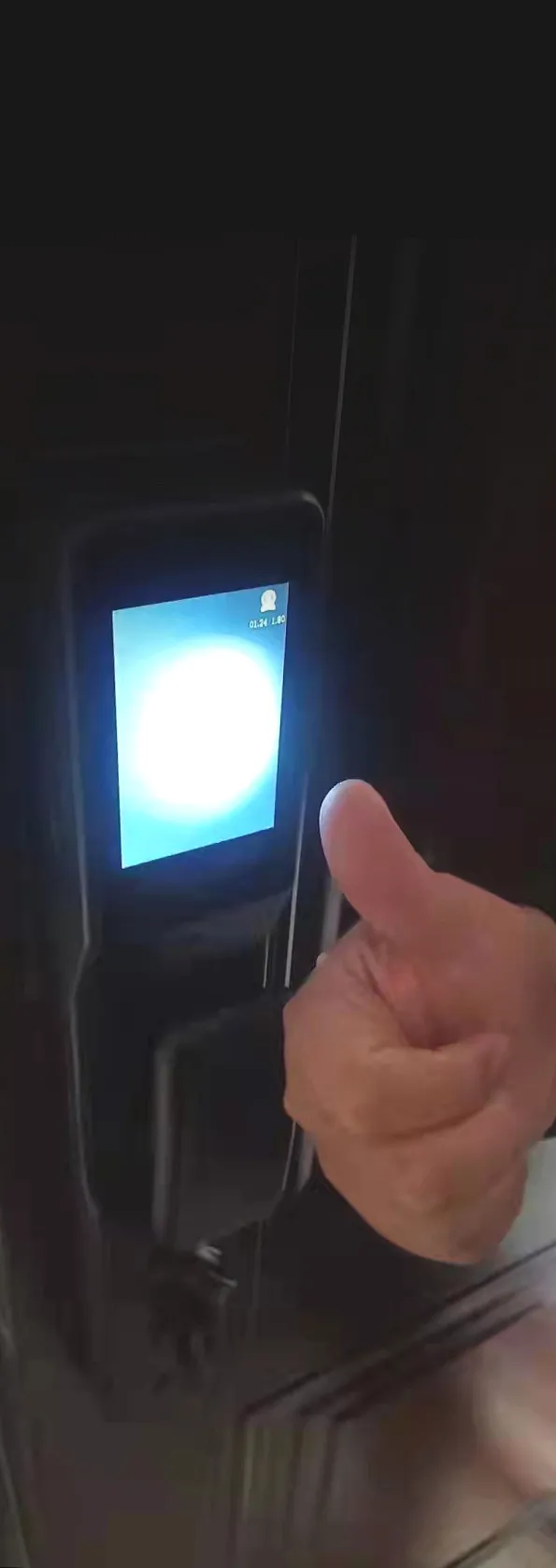 決定要買哪一款智慧鎖時，他們也想了很久……