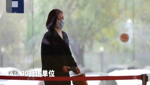 央視曝光主播鄭麗工作日常,西裝都是親自燙熨,深夜才吃得上晚餐 央視曝光主播鄭麗工作日常,西裝都是親自燙熨,深夜才吃得上晚餐