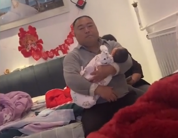 山東一女兒生完寶寶，爸爸溫柔抱著外孫女哄入睡，女兒瞬間破防