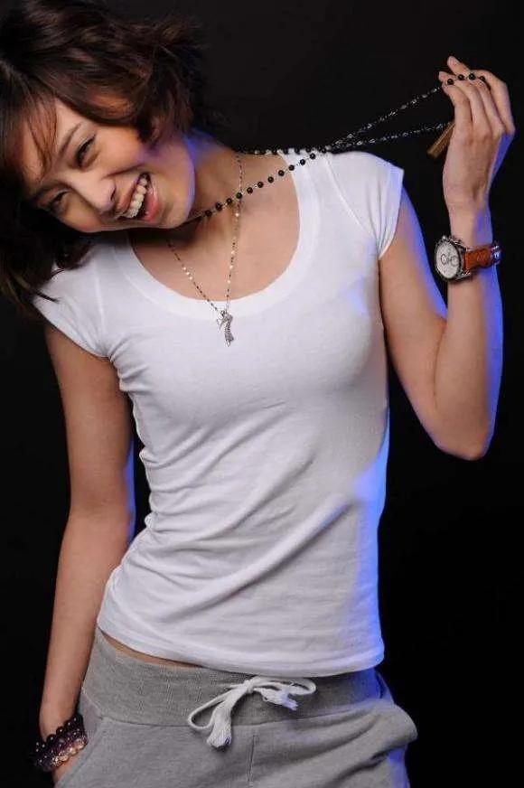 央視最美主持人之一李七月美照 央視最美主持人之一李七月美照