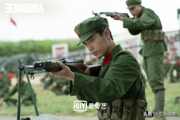 王牌部隊最新戰損裝劇照 肖戰滿身泥土眼睛裡全是戲