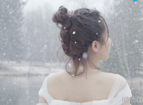 15位女星雪景美圖：楊冪嬌俏、劉詩詩經典，寫真照竟是沈月贏了？