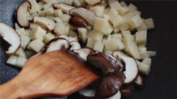 就是這樣一碗簡單的香菇土豆油飯,讓你吃了還想吃 就是這樣一碗簡單的香菇土豆油飯,讓你吃了還想吃
